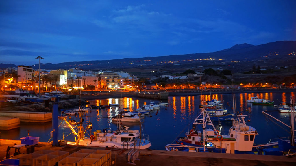 Der Hafen von Playa Porto San Juan - bunte Nacht