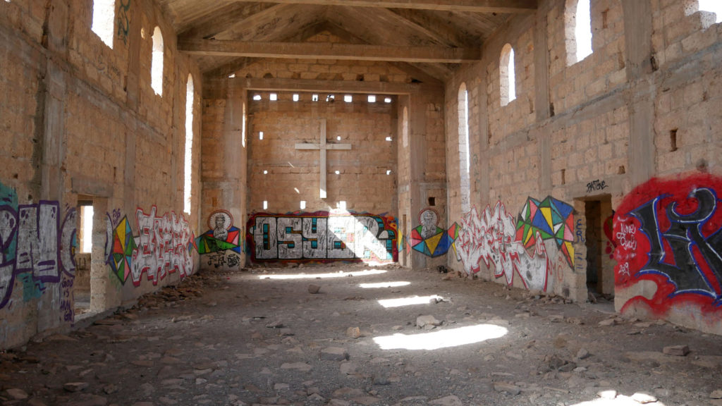 Das Innere der Kirche der Geisterstadt - Kreuz und Grafitti
